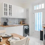 Themis' Urban Apartment